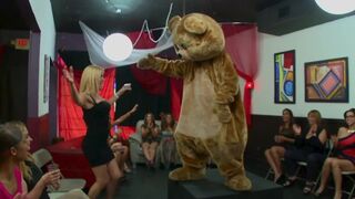 DANCING BEAR - Azadas En El Club Chupando Pollas Con Abandono Imprudente